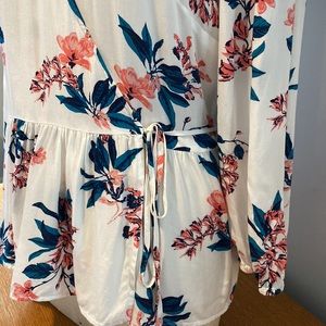 Pretty Lucky Brand wrap top with side tie and front snap. Med.